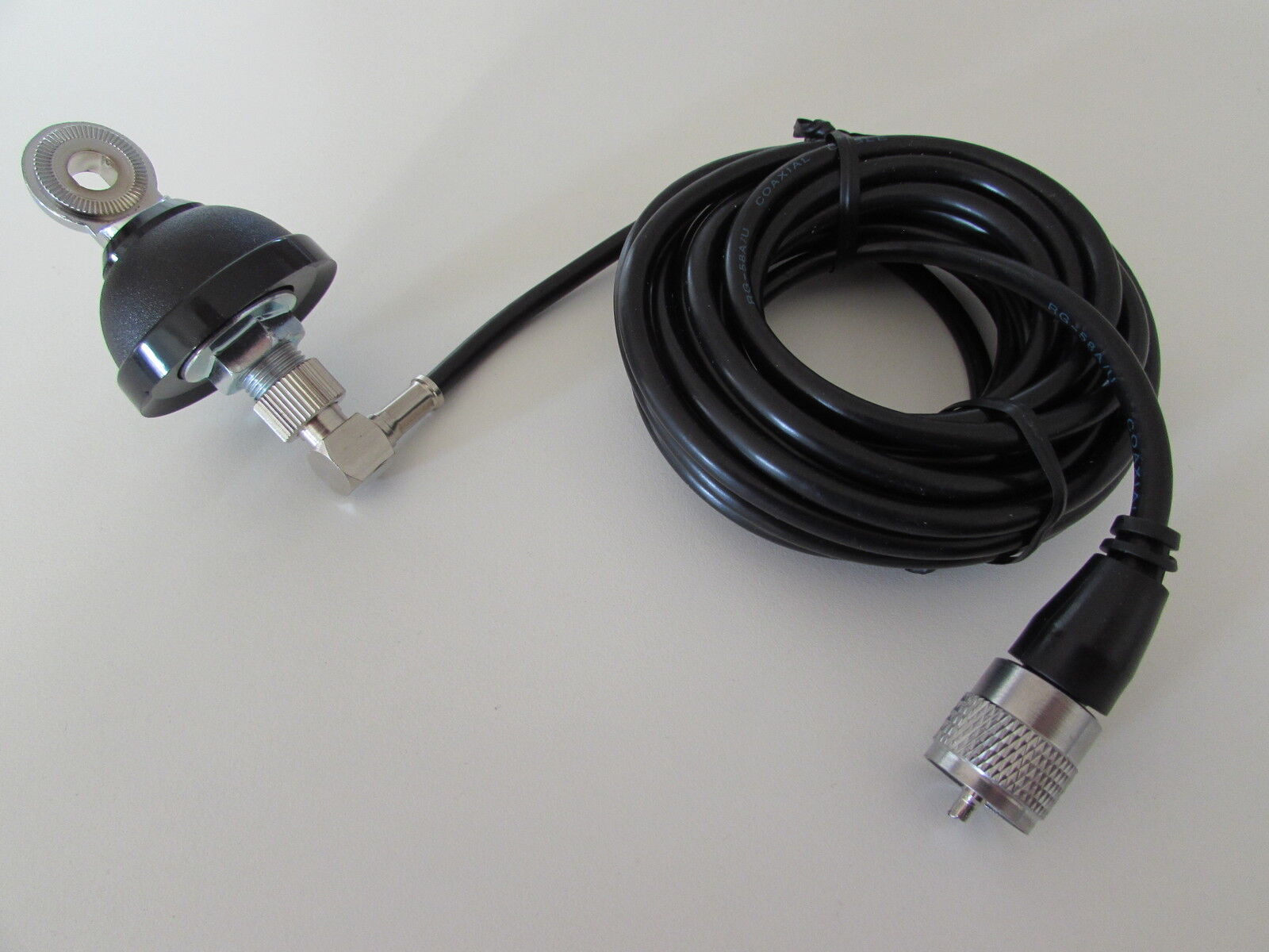 DV Antenneneinbaufuß mit Anschlusskabel und angeschlossenem PL-Stecker