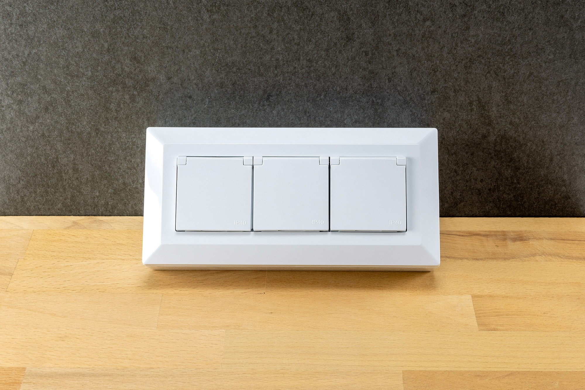 3-fach Steckdosenblock, weiß 250V~/ 16A, Aufbaumontage mit Klappen X - Bild 3