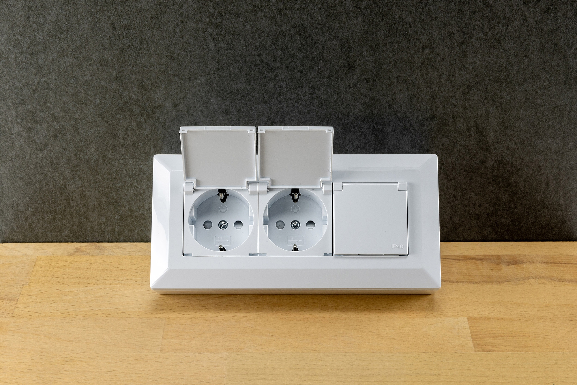 3-fach Steckdosenblock, weiß 250V~/ 16A, Aufbaumontage mit Klappen X - Bild 4