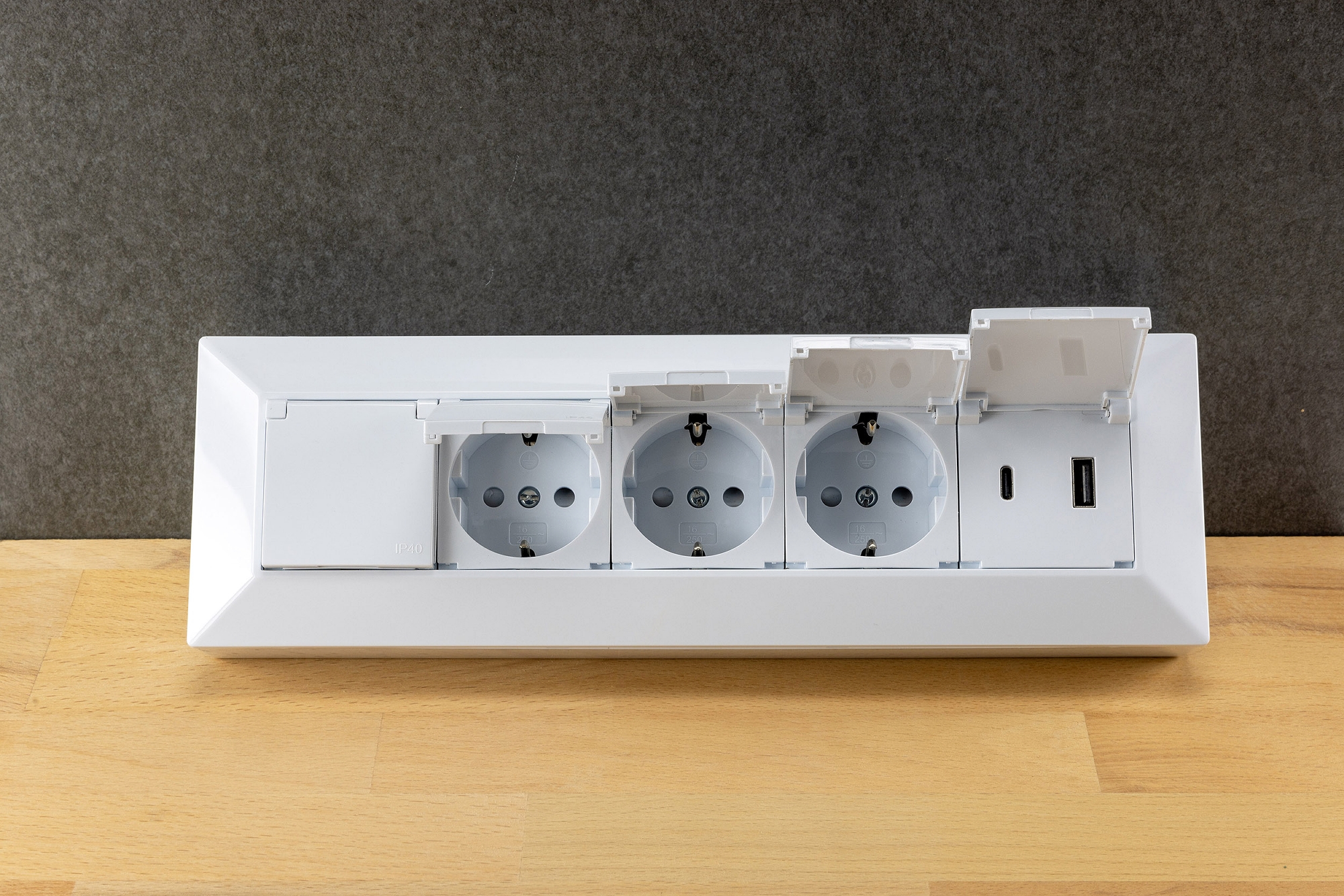4-fach Steckdosenblock, USB-A+C, weiß 250V~/ 16A, USB 3,1A, PD, mit Klappen X - Bild 3